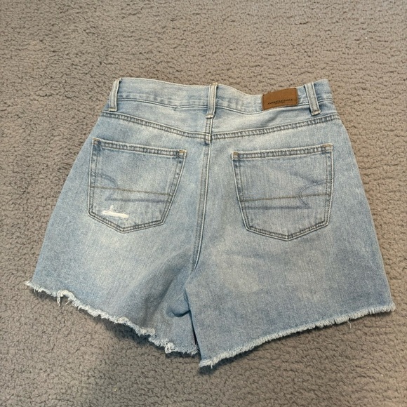 American Eagle Light Wash Distressed Mom Shorts Women's Size 0 - Picture 2 of 5